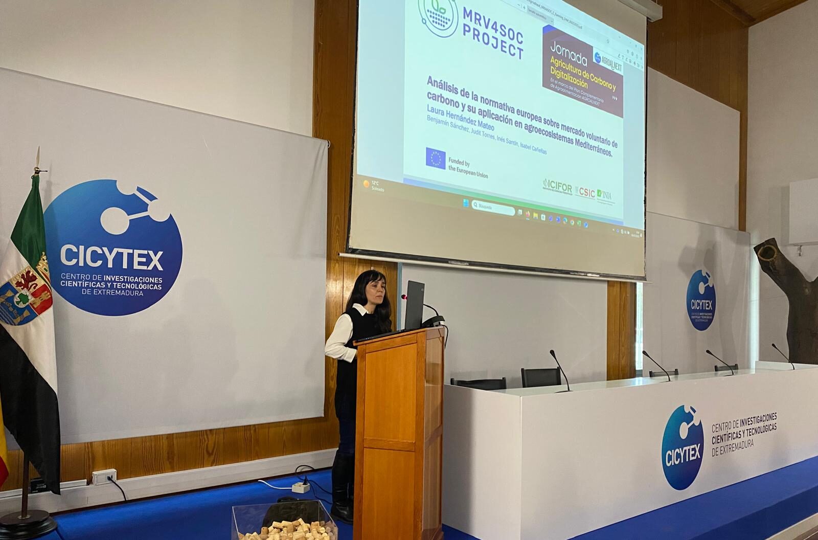 Laura presenting MRV4SOC at Journadas AGRCARBONO